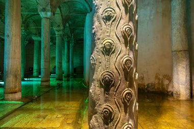 İstanbul 'da sütunlu ve büyük sütunlu antik bazilika sarnıç, hindi.