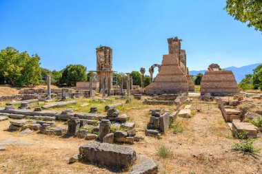 Ortasında avlu olan büyük taştan bir bina. Avlu taş sütunlarla çevrili ve birkaç bankı var. Yunanistan 'ın antik Filippi kentinin kalıntıları