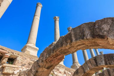 Gökyüzüne karşı kemer ve sütunları olan antik Roma harabeleri. İzmir, İzmir 'de antik İzmir kalıntıları.