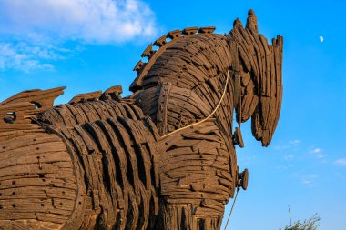 Tahta Truva atı heykeli açık mavi gökyüzüne karşı.