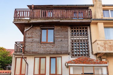 Yıpranmış ahşap ve tuğla bina dış yüzeyinde kırsal detaylar var..