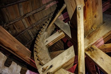 Tarihi değirmenin içinde ahşap kirişleri ve yel değirmeni olan antik ahşap dişli mekanizması..