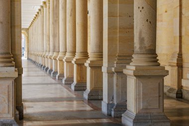 Tarihi mimari tasarımı mermer döşemeli görkemli taş sütun..