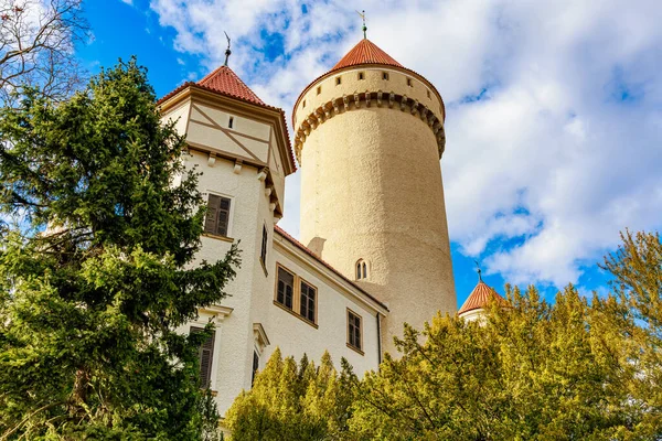 Mavi gökyüzüne ve yemyeşil yeşilliğe karşı kulesi olan tarihi ortaçağ kalesi.