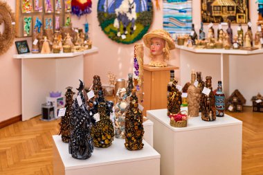 Sanat galerisinde seramik şişelerle renkli el sanatları sergisi. 28 Aralık 2023, Balti Moldova.