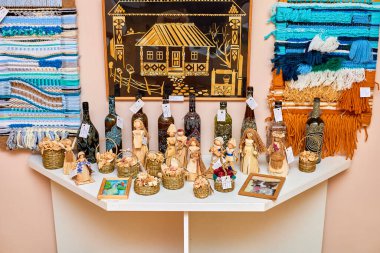 El yapımı bebekler ve renkli sanatla dokunmuş duvar halısı sergisi. 28 Aralık 2023, Balti Moldova.