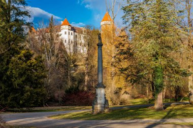 Manzaralı park manzaralı tarihi bir şato. 17 Mart 2025, Konopiste Şatosu, Çek Cumhuriyeti.