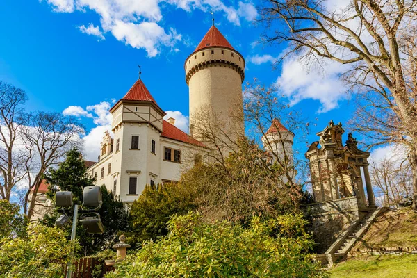 Ortaçağ Avrupa şatosu. Güneşli bir günde kırmızı taretler ve mavi gökyüzü. 17 Mart 2025, Konopiste Şatosu, Çek Cumhuriyeti.