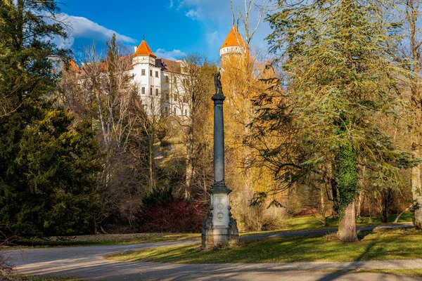 Manzaralı park manzaralı tarihi bir şato. 17 Mart 2025, Konopiste Şatosu, Çek Cumhuriyeti.