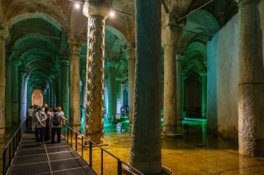 İstanbul 'da turistlerle ve aydınlanmayla dolu antik yeraltı bazilikası. 12 Ağustos 2025 İstanbul Türkiye.