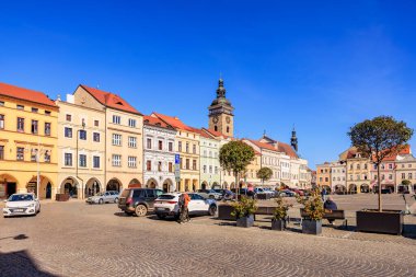 Güneşli bir günde renkli binalarla dolu tarihi kasaba meydanı. 21 Mart 2025, Ceske Budejovice, Çek.