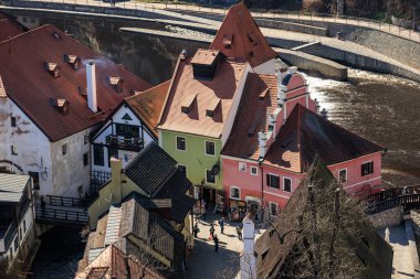 Avrupa 'nın pitoresk kasabasında nehir kenarındaki renkli tarihi binalar. 20 Mart 2025, Cesky Krumlov, Çek.