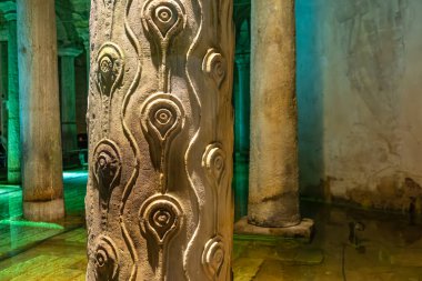 Antik yeraltı bazilika sarnıç sütunu. Karmaşık tavus kuşu göz tasarımı..