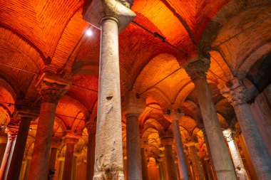 Antik Bizans sarnıçları. Sütunları ve kavisli tavanları sıcak ışıklarla aydınlatılıyor..