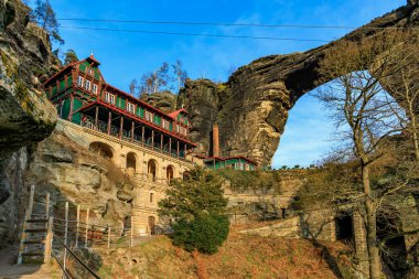 Tarihsel dağ kulübesi kumtaşı kemerleri ve manzara manzarası arasında..