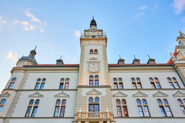 Mavi gökyüzü altında dekoratif mimari ayrıntılara sahip tarihi Avrupa binası.