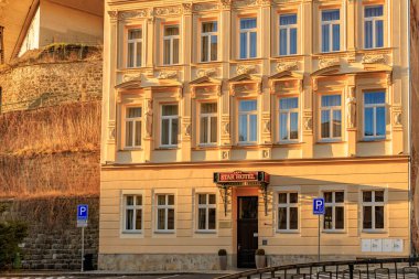 Sıcak akşam ışığında dekoratif mimari ile tarihi Avrupa oteli cephesi. 18 Mart 2025, Karlovy Vary, Çek Cumhuriyeti.