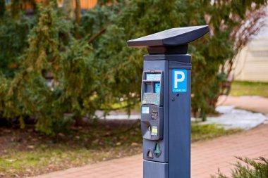 Şehir parkında güneş enerjili parkmetre. 3 Mart 2026, Suceava Romanya.