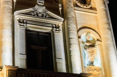 Geceleyin tarihi bina cephesinin mimari detaylarını aydınlattım. 8 Mart 2025 Bükreş Romanya.