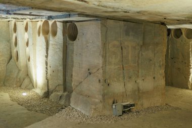 Kazınmış sütunları ve doğal ışıklandırması olan antik yeraltı odası. 6 Nisan 2025 Branesti, Moldova.