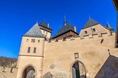 Açık mavi gökyüzüne karşı tarihi Karlstejn Kalesi. 19 Mart 2025, Karlstejn, Çek Cumhuriyeti.