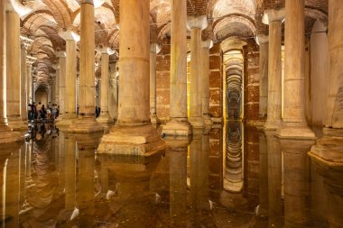 İstanbul 'da görkemli sütunları ve yansımaları olan antik bazilika sarnıcı. 12 Ağustos 2025 İstanbul Türkiye.