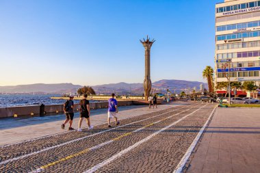 Rıhtım boyunca manzaralı yürüyüş yapan bir grup. 4 Ağustos 2025 İzmir Türkiye.