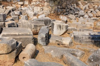 Kurak arazide taş blokları ve kayaları olan antik kalıntılar..