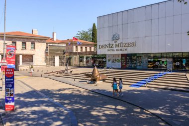 Açık hava heykeli ve ziyaretçileriyle İstanbul Donanma Müzesi 'ne giriş. 12 Ağustos 2025 İstanbul Türkiye.