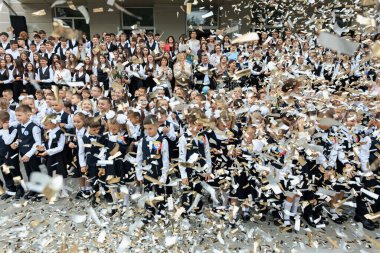 Kafkasyalı çocuklar ve yetişkinler dışarıda konfeti yiyerek kutluyorlar. 2 Eylül 2024 Balti Moldova.