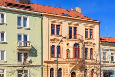 Parlak cepheli ve kırmızı çatıları olan tarihi Avrupa konut binaları. 21 Mart 2025, Ceske Budejovice, Çek.