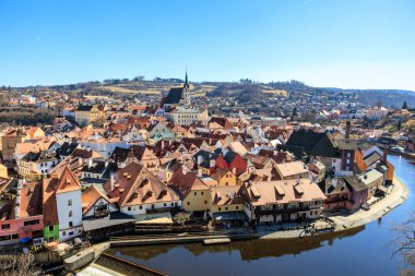 Cesky Krumlov 'un tarihi mimarisi ve nehir kıvrımlarıyla büyüleyici hava manzarası. 20 Mart 2025, Cesky Krumlov, Çek.