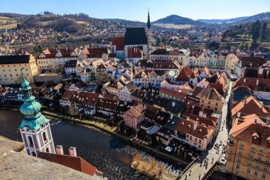 Cesky Krumlov 'da Vltava nehri ve kilisesi olan tarihi Czech kasabası. 20 Mart 2025, Cesky Krumlov, Çek.