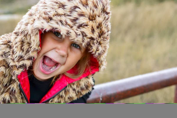 Barnporträtt Närbild Flicka Utomhus Naturen Vacker Flicka Gammal Höstfoto Barns — Stockfoto