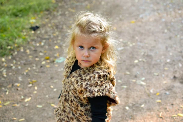 Portrait Enfant Gros Plan Fille Extérieur Dans Nature Belle Fille — Photo