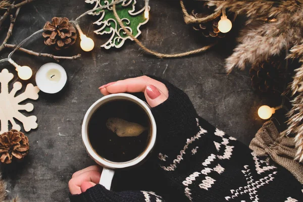 겨울 축제 음식 개념. 빈티지 커피 컵의 맨 위에 있는 사진. 크리스마스와 새해 배경. 한 여자가 손에 잔을 들고 있다. 겨울 기분. 크리스마스 화랑과 양초 — 스톡 사진