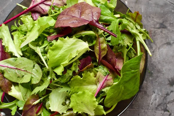 Arugula, spinach, greens close-up. Veganism and vegetarianism. Healthly food. — Stock Photo, Image