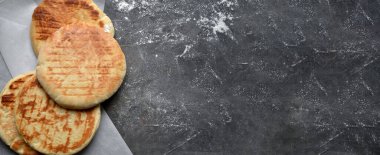 Yuvarlak Pita ekmeği. Karanlık arka plan. Mesaj için yer. Kopyalama alanı