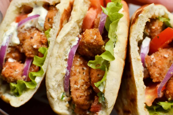 Lavasalat mit gebratenem Huhn und Gemüse. Pita mit Chicken Nuggets, Tomaten, roten Zwiebeln und Salat und Soße. Gesundes Fast Food. Ansicht von oben. Nahaufnahme — Stockfoto