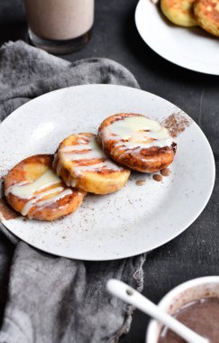 Tatlı süzme peynir krepleri. Yoğunlaştırılmış süt. Şenlikli tatlı kahvaltı ya da öğle yemeği. Koyu gri arka plan. Dikey görünüm