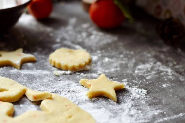Yeni yıl ve Noel için kurabiye pişiriyorum. Un ve hamur, kurabiye keskisi. Üst Manzara. Boşluğu kopyala