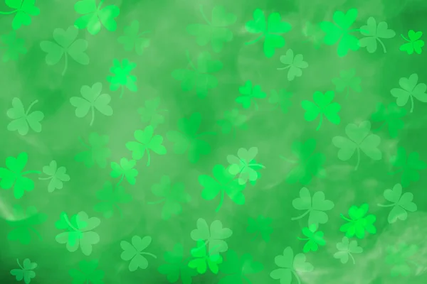 Svatý Patricks den bokeh pozadí. Abstraktní zelené pozadí s jetelem. — Stock fotografie