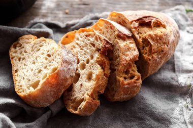 Ev yapımı ekmek. Peçeteye dilimlenmiş ekmek. Ev yapımı pişirme