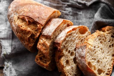 Ev yapımı ekmek. Peçeteye dilimlenmiş ekmek. Ev yapımı pişirme