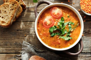 Sebzeli çorba ve kırmızı mercimek. Fasulye ve domatesli vejetaryen çorbası. Lezzetli yemek.