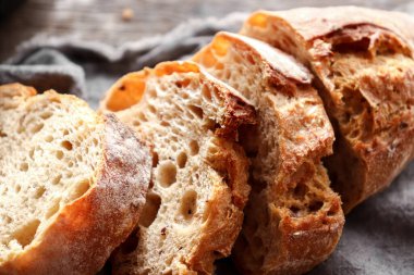 Çıtır ev yapımı ekmek. Peçetede dilimlenmiş ekmek..