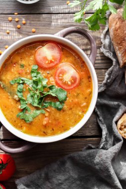 Sebzeli çorba ve kırmızı mercimek. Fasulye ve domatesli vejetaryen çorbası. Lezzetli yemek.