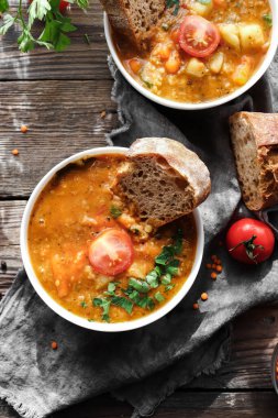 Sebzeli çorba ve kırmızı mercimek. Fasulye ve domatesli vejetaryen çorbası.