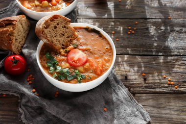 Sebzeli çorba ve kırmızı mercimek. Fasulye ve domatesli vejetaryen çorbası.