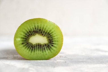 Hafif arka planda Kiwi, üst manzara. Uzayı kopyala Minimum gıda konsepti. Sağlıklı yemek, yeşil meyveler. Bir kesikte Kivi.
